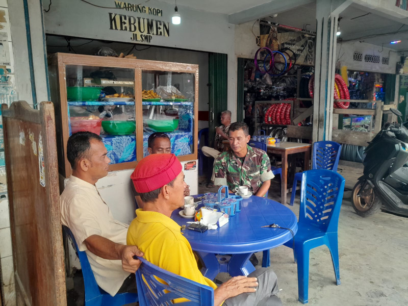 Bersama Warga, Babinsa Koramil 07/Reteh Jalin Kedekatan dan Kebersamaan