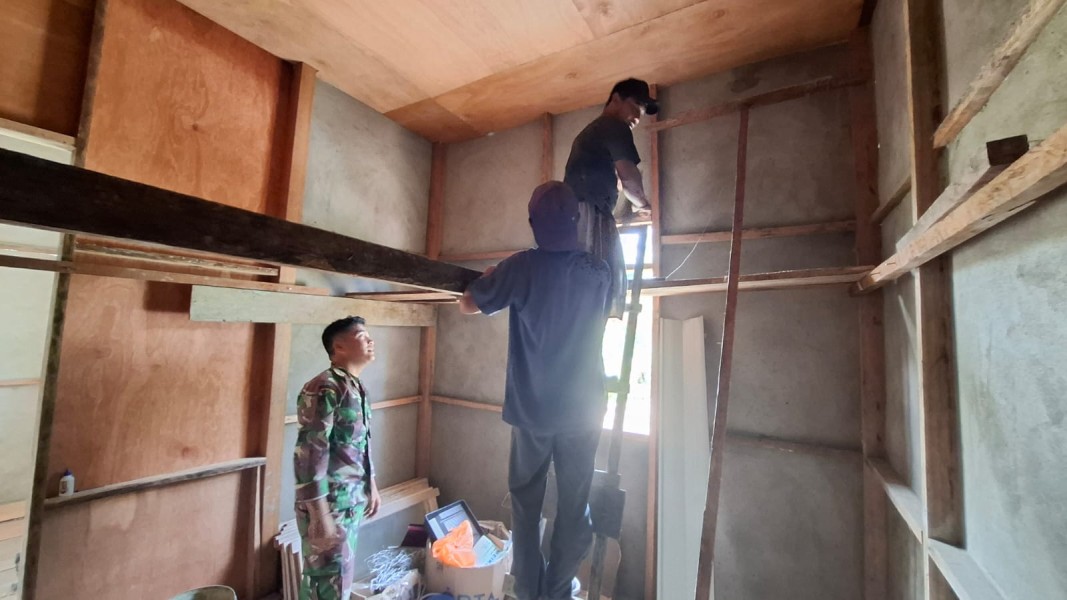 Terus Kebut Rehab RTLH, Satgas TMMD Kodim 0314/Inhil Pasang Plafon Rumah