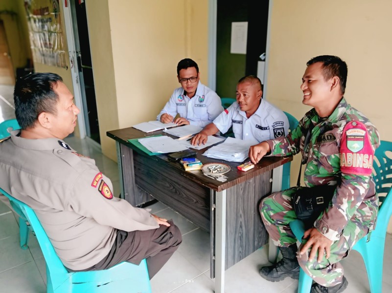 Perkuat Sinergitas, Babinsa 03/Tpl dan Bhabinkamtibmas Laksanakan Komsos di Kantor Desa Mumpa