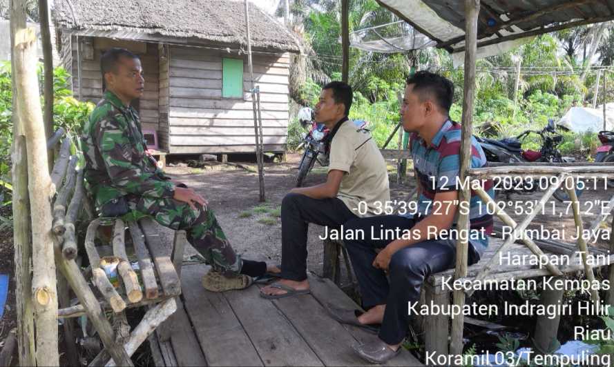 Babinsa 03/Tpl Komsos Dengan Pemuda Di Desa Binaan