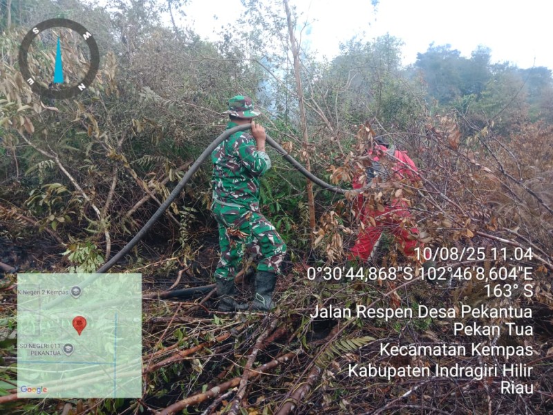 Babinsa Koramil 03/Tempuling, Tetap Berjuang Padamkan Karhutla di Hari ke-7