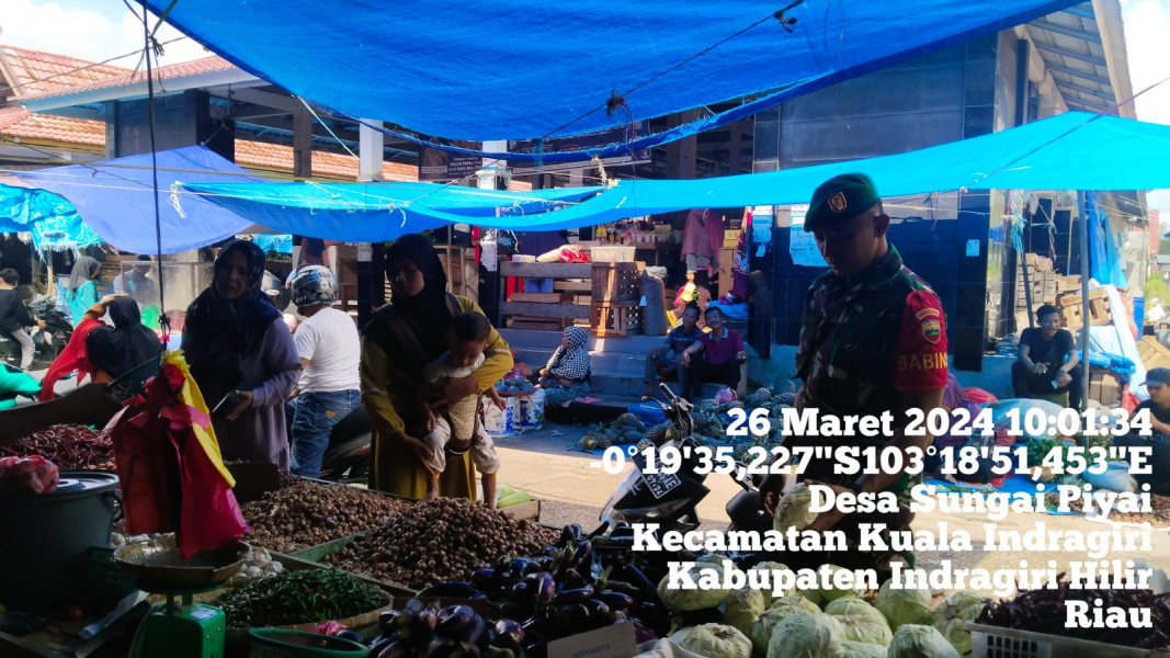 Babinsa Koramil 04/Kuindra Giat Lakukan Hanpangan Dengan Pedagang Sayuran di Pasar Tradisional