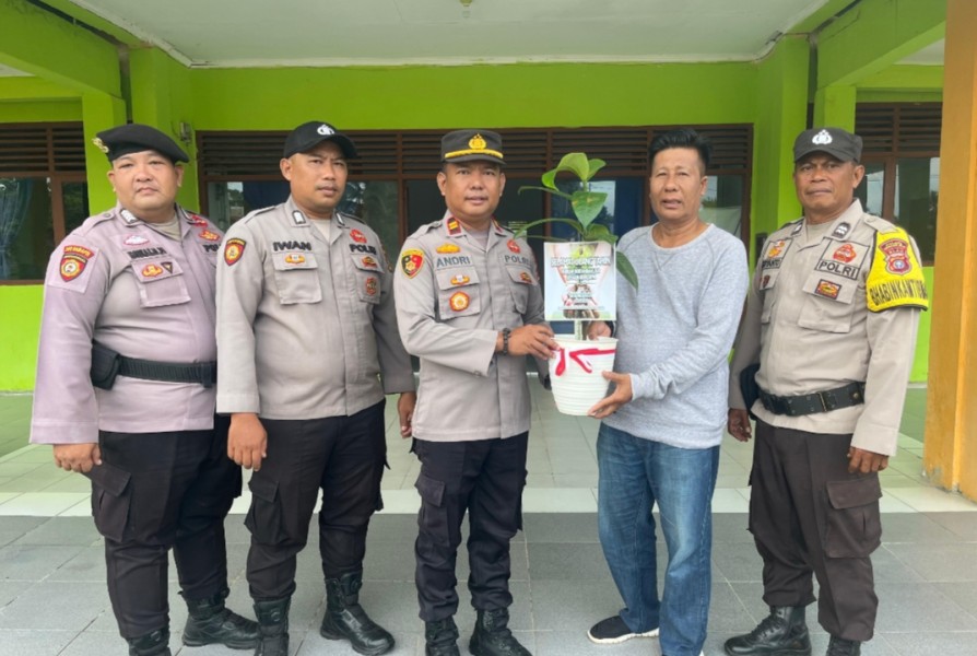 Bukan Kue atau Jam Tangan, Kapolsek Gaung Berikan Bibit Pohon saat Ulang Tahun Camat