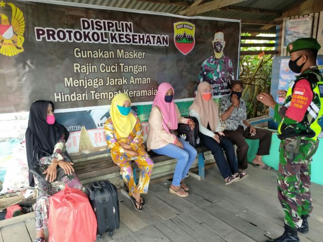 Babinsa Koramil 04/Kuindra Lakukan Penegakan Prokes dan Tingkatkan Pengawasan Covid-19