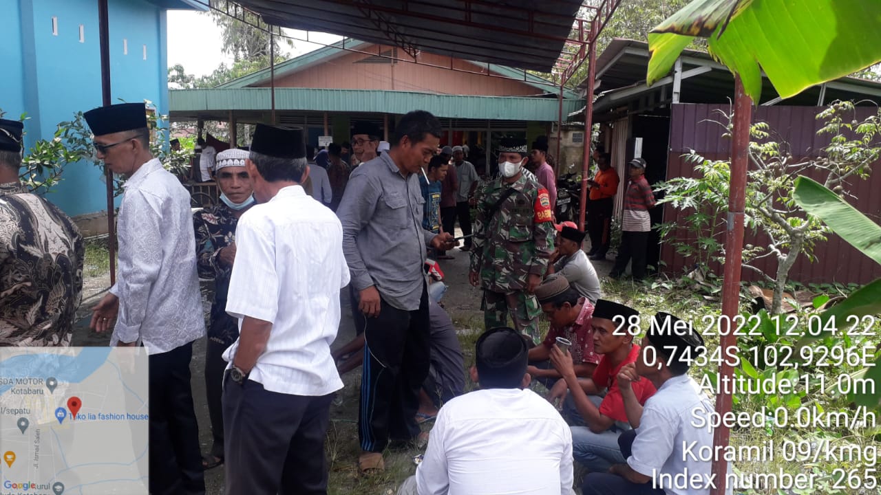 Sertu Syamsurizal Mengikuti Melayat di Desa Kotabaru Bersama Warga