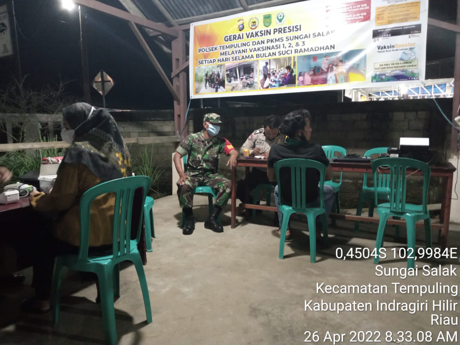 Babinsa Koramil 03/Tempuling Terus Aktif Dampingi Kegiatan Serbuan Vaksin Malam Hari