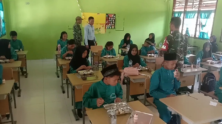 Babinsa Koramil 09/Kemuning Kodim 0314/Inhil dan SPPG Berikan Makan Sehat Bergizi untuk 2.413 Siswa