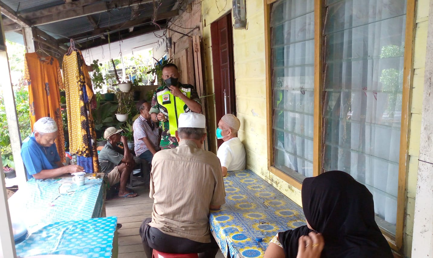 Penegakan Prokes, Anggota Koramil 04/Kuindra Peduli Terhadap Kesehatan