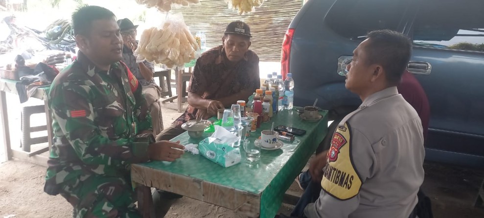 Babinsa Koramil 03/Tpl Dan Bhabinkamtibmas di Desa Mumpa Kompak Komsos Dengan Warga
