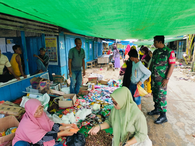 Dengan Komsos, Babinsa Koramil 04/Kuindra Dapat Lakukan Pengecekan Harga Bahan Pokok di Pasar Tradisional