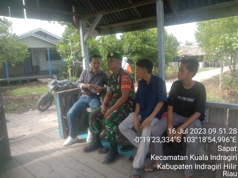 Babinsa Koramil 04/Kuindra Terus Berbagi Pemahaman Kepada Warga Setempat