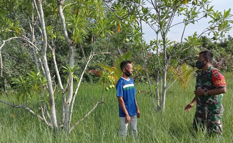 Pelda Zulfahmi Laksanakan Patroli dan Sosialisasi Terkait Karlahut Di Kelurahan Sapat