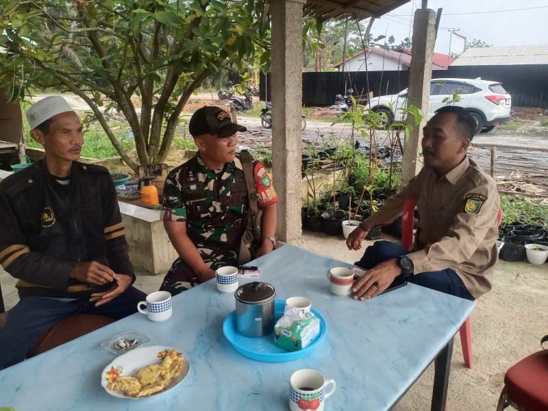 Dalam Beraktifitas Kesehariannya Babinsa Koramil 03/Tpl Jalin silaturahmi Melalui Komsos Dengan Tomas