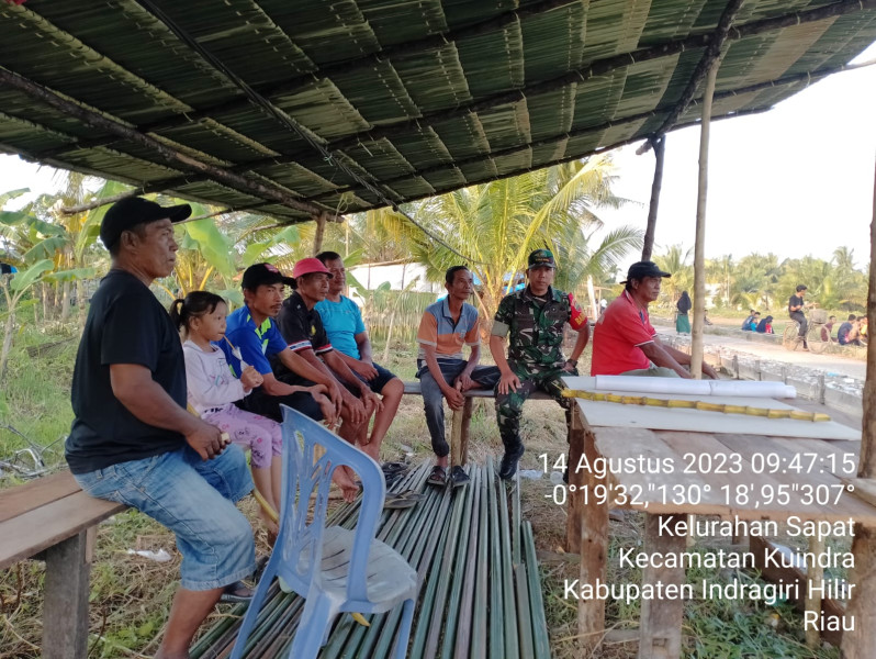 Berikan Dorongan Kepada Anak-Anak, Babinsa Koramil 04/Kuindra Berikan Semangat Kepada Masyarakat Setempat