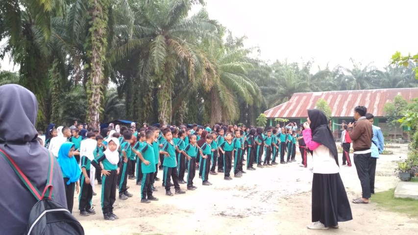 BEM UR Adakan Kegiatan Mengabdi untuk Pendidikan di SDN 038 Balam Sakti Rohil 