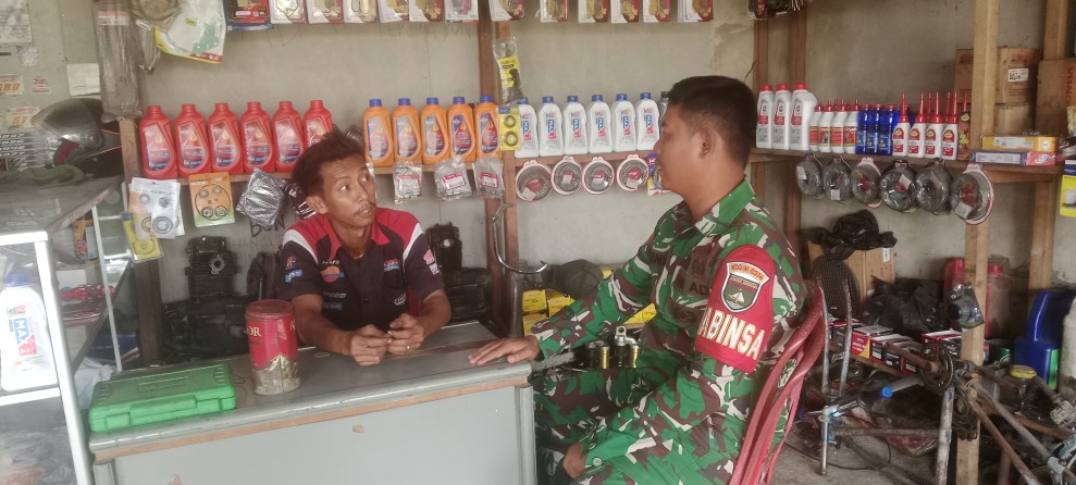 Babinsa Koramil 03/Tpl Jalin Komsos Bersama Warga Desa Binaan Yang Berrofesi Sebagai Mekanik Bengkel Sepeda Motor     