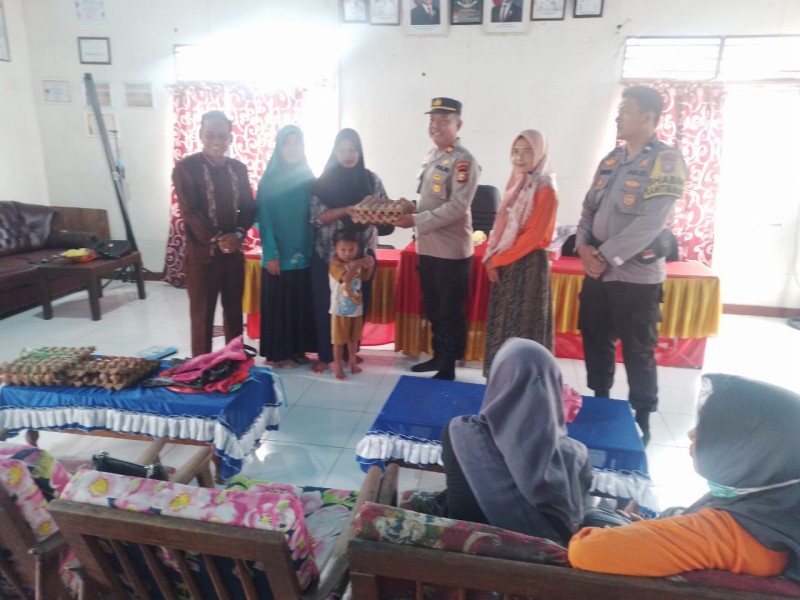 Kapolsek Batang Tuaka Lakukan Pemberian Telur Kepada Balita dalam Rangka Mendukung Program GINTAS
