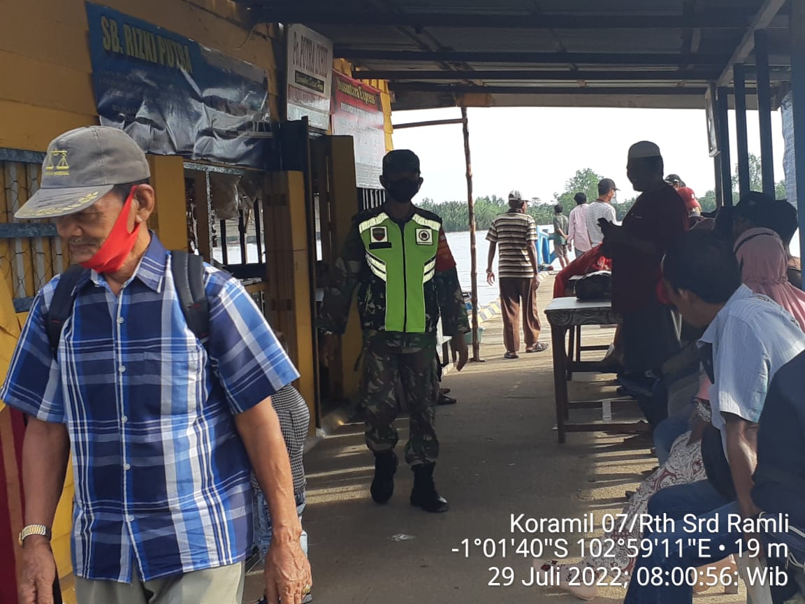 Babinsa Koramil 07/Reteh Lakukan Himbauan Terkait Prokes di Pelabuhan