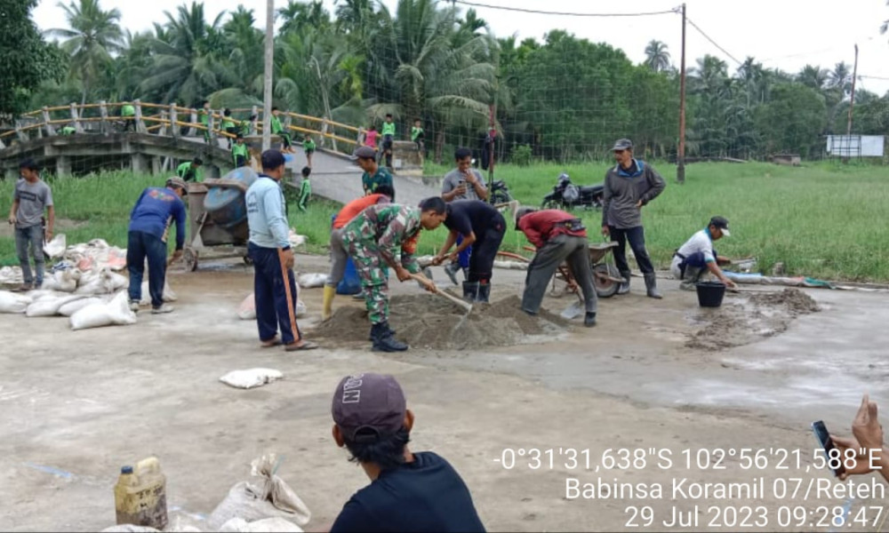 Saling Bekerjasama Untuk Membangun Desa, Babinsa Koramil 07/Reteh Giat Goro Bersama Masyarakat