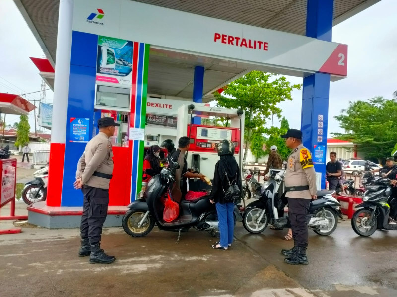 Jajaran Polsek Kempas Lakukan Patroli dan Cek Ketersediaan BBM di SPBU Saat Lebaran Idul Fitri 1445 H