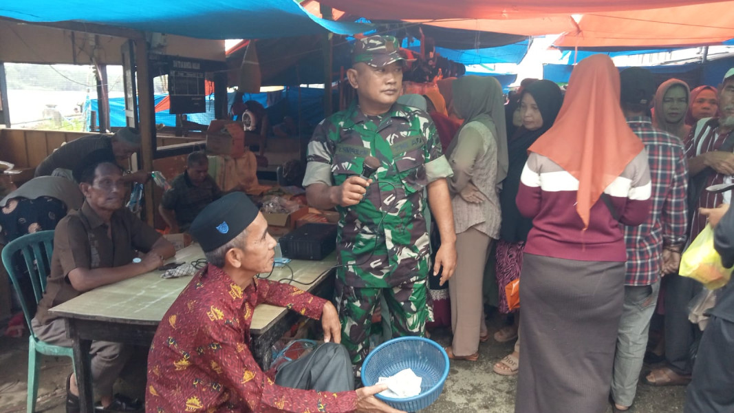 Babinsa Koramil 05/Gas Serma Tota Melaksanakan Giat Patroli di Pasar Mingguan