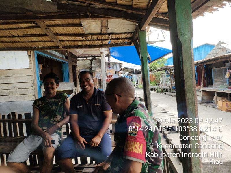 Babinsa Koramil 04/Kuindra Himbau Warga Untuk Terus Melihat Aliran Arus Pendek Listrik di Lingkungan