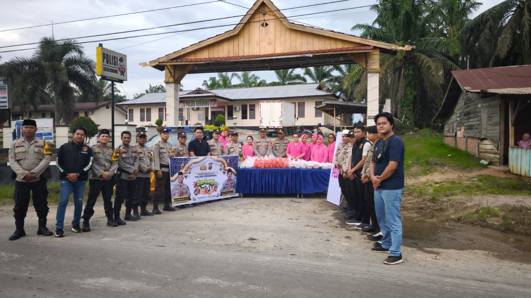 Jalani Ramadhan 1446 H dengan Mengharap Keberkahan, Polsek Kemuning Lakukan Kegiatan Berbagi Takjil