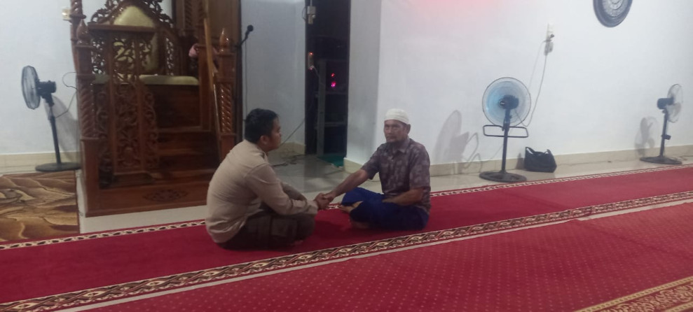 Bhabinkamtibmas Cooling Sistem Mantap Praja ke Rumah Ibadah Di Desa Gembira Kecamatan Gaung