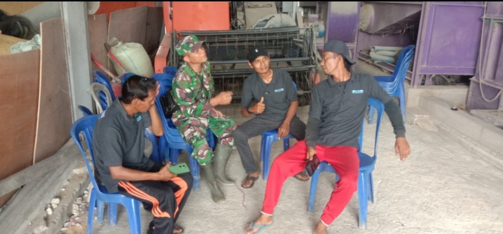 Babinsa Koramil 07/Reteh Serka M Hasan Laksanakan Pengawasan SDM Bersama Masyarakat Desa