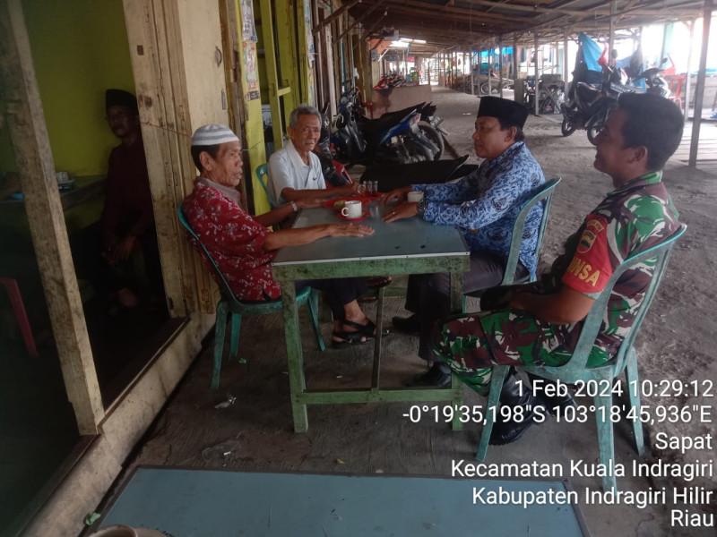 Melalui Komsos, Babinsa Koramil 04/Kuindra Jaga Kekompakan dan Kebersamaan di Kelurahan Sapat