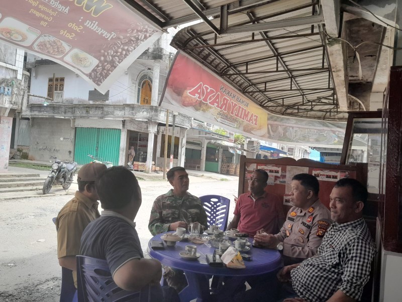 Babinsa Koramil 07/Reteh Menghimbau Warga untuk Meningkatkan Komunikasi dan Silaturahmi