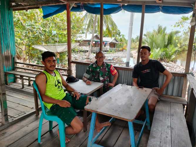 Komsos Sekaligus Sosialisasi Komcad Oleh Babinsa Koramil 04/Kuindra di Wilayah