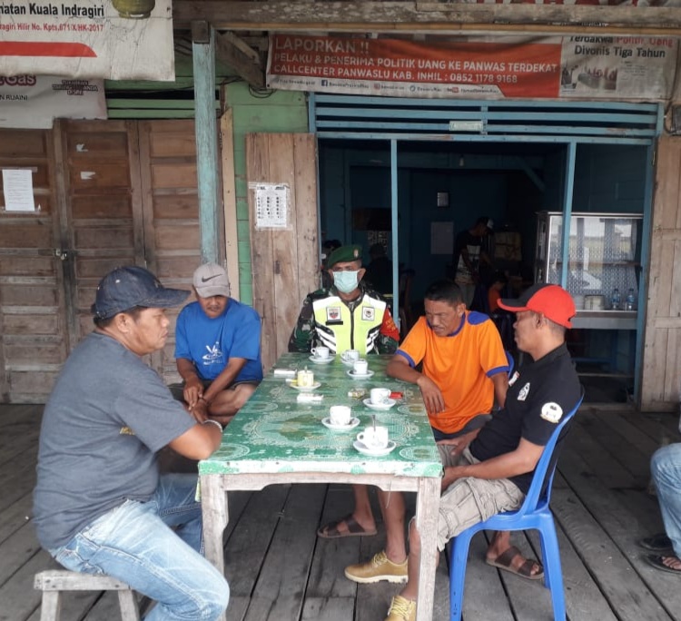 Sertu Eri Hamdani Lakukan Komsos Kepada Warga Agar Terapkan Protkes di Desa Binaan