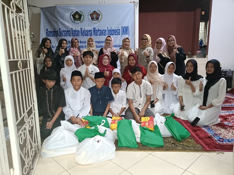 Ketum IKWI Pusat  Berbagi Kepada Anak Yatim di Rumah Az-zahra Limo Depok