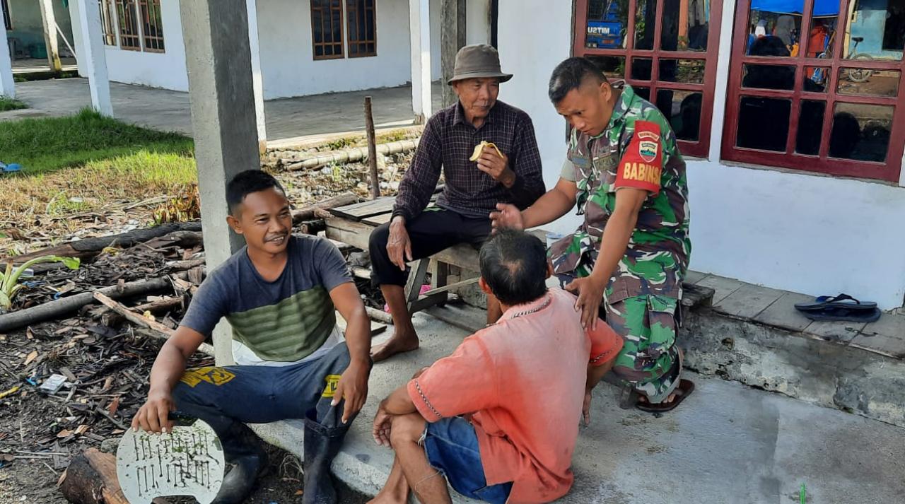 Babinsa Koramil 03/Tempuling Silaturahmi Idul Adha dan Ingatkan Warga Vaksinasi Covid-19