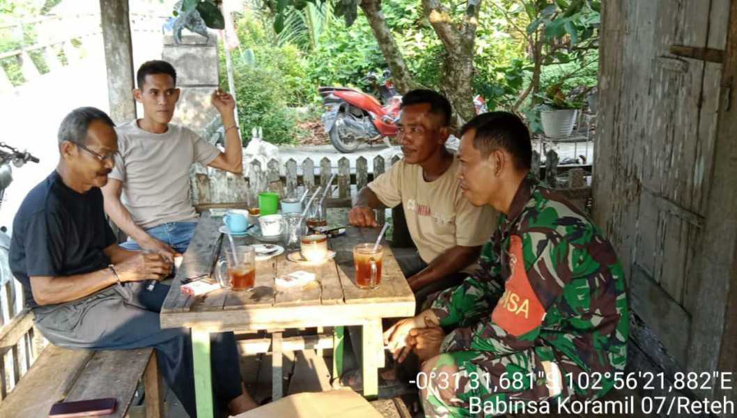 Melalui Komsos, Koramil 07/Reteh Selalu Ingatkan Agar Menjaga Keamanan dan Ketertiban Kampung Jelang Pemilu