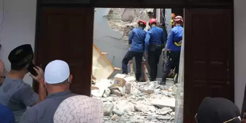 Dramatis, Proses Penyelamatan Siswi Terhimpit Beton Akibat Crane Jatuh di Depok