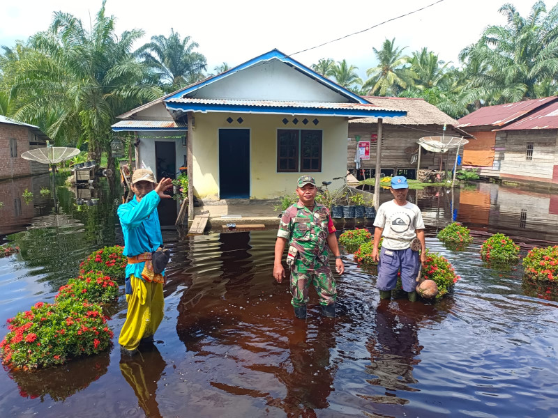 Babinsa Bersama Masyarakat Turun Untuk Menangani Luapan Banjir Sungai Reteh