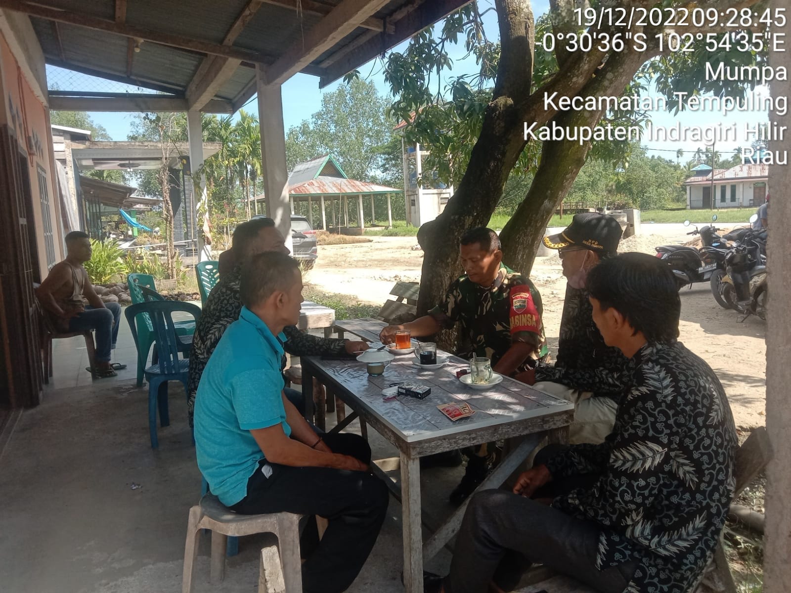 Jalin Silaturahmi, Babinsa Gelar Komsos Bersama Perangkat Desa Dan Toda