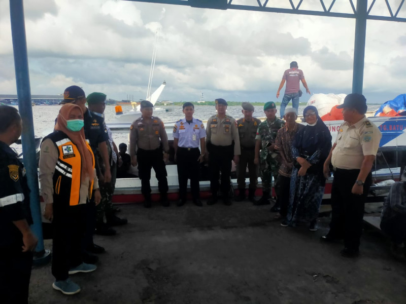 Polsek Kateman Berikan pelayanan Maksimal kepada masyarakat yang melaksanakan liburan Natal dan Tahun Baru