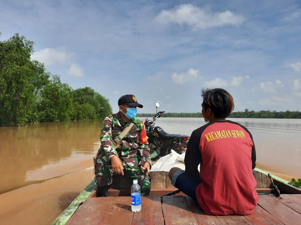 Meski Harus Naik Perahu, Babinsa 03/Tempuling Tetap Tingkatkan Kepedulian Didesa Binaan