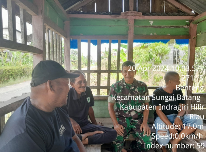 Dengan Komsos, Babinsa Pelda Nofiandi Jalin Silaturahmi dan Kerjasama Yang Baik