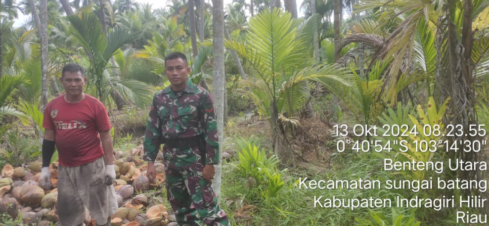 Babinsa Koramil 07/Reteh Lakukan Pemantauan Terhadap Lahan dan Hutan Dengan Warga