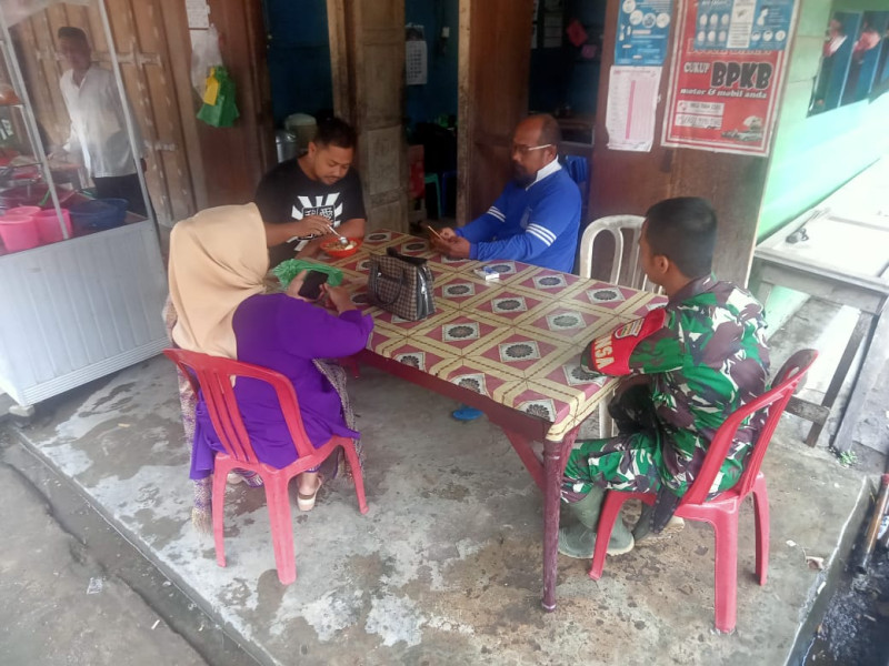 Babinsa Koramil 05/Gas Praka Chandra Komsos Wujud Kedekatan Babinsa dengan Warga