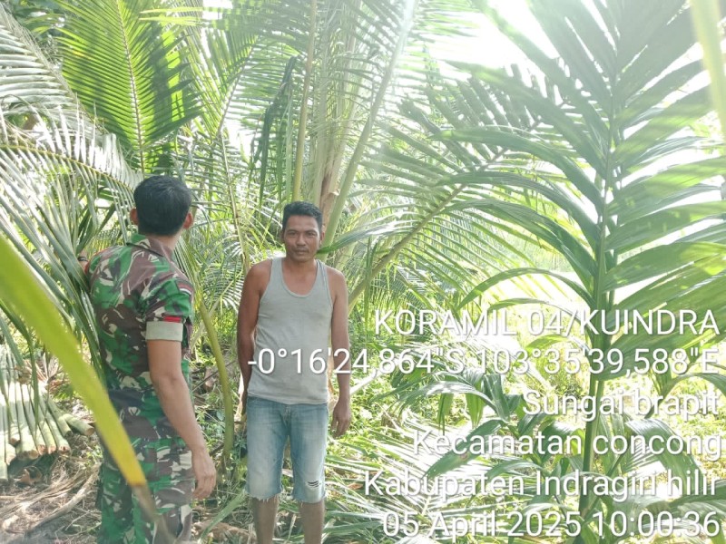 Meningkatkan Kesadaran Masyarakat, Babinsa Koramil 04/Kuindra Lakukan Patroli dan Sosialisasi di Desa Sungai Brapit
