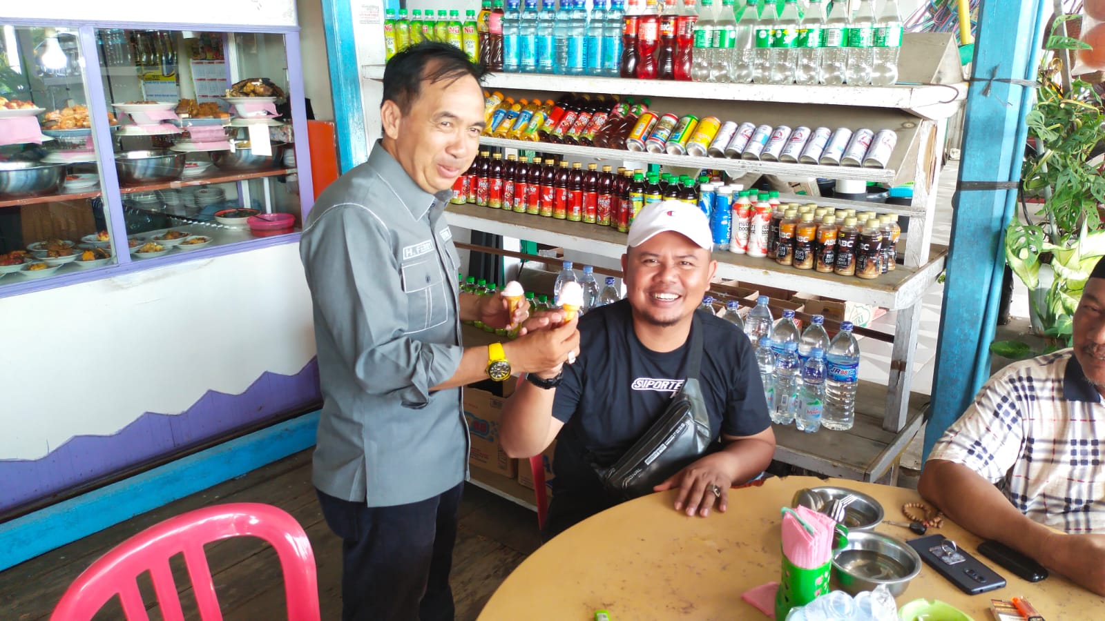 Bersama Pak Kades, Ferryandi Nikmati Uenaknya Es Tontong Sembuang