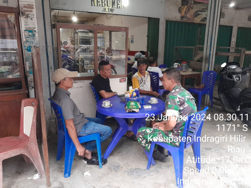 Ngobrol Santai Babinsa Koramil 07/Reteh: Meningkatkan Peran Serta Masyarakat dalam Pembangunan