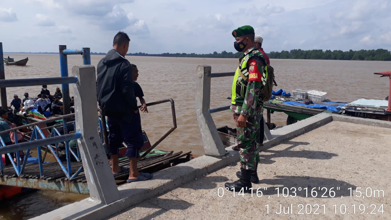 Babinsa Sei Piring Lakukan Pemantauan dan Gakplin di Wilayah Pelabuhan 