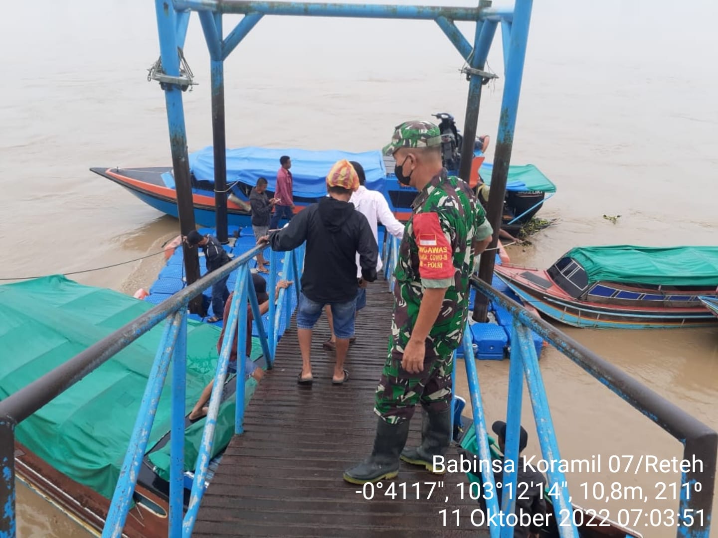 Babinsa 07/Reteh Lakukan Penegakan dan Pengawasan di Posko Disiplin Protkes