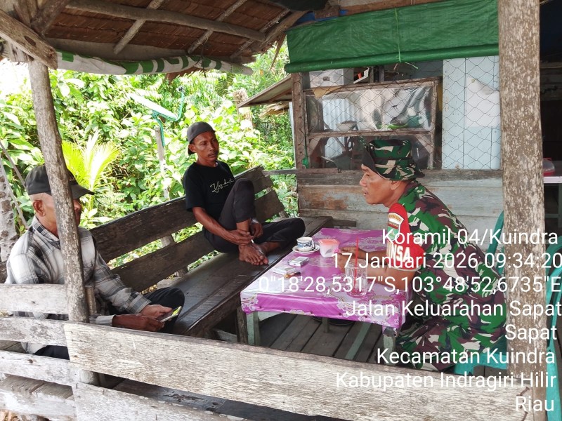 Babinsa Koramil 04/Kuindra dan Masyarakat Wilayah Binaan Kompak Jaga Kebersamaan